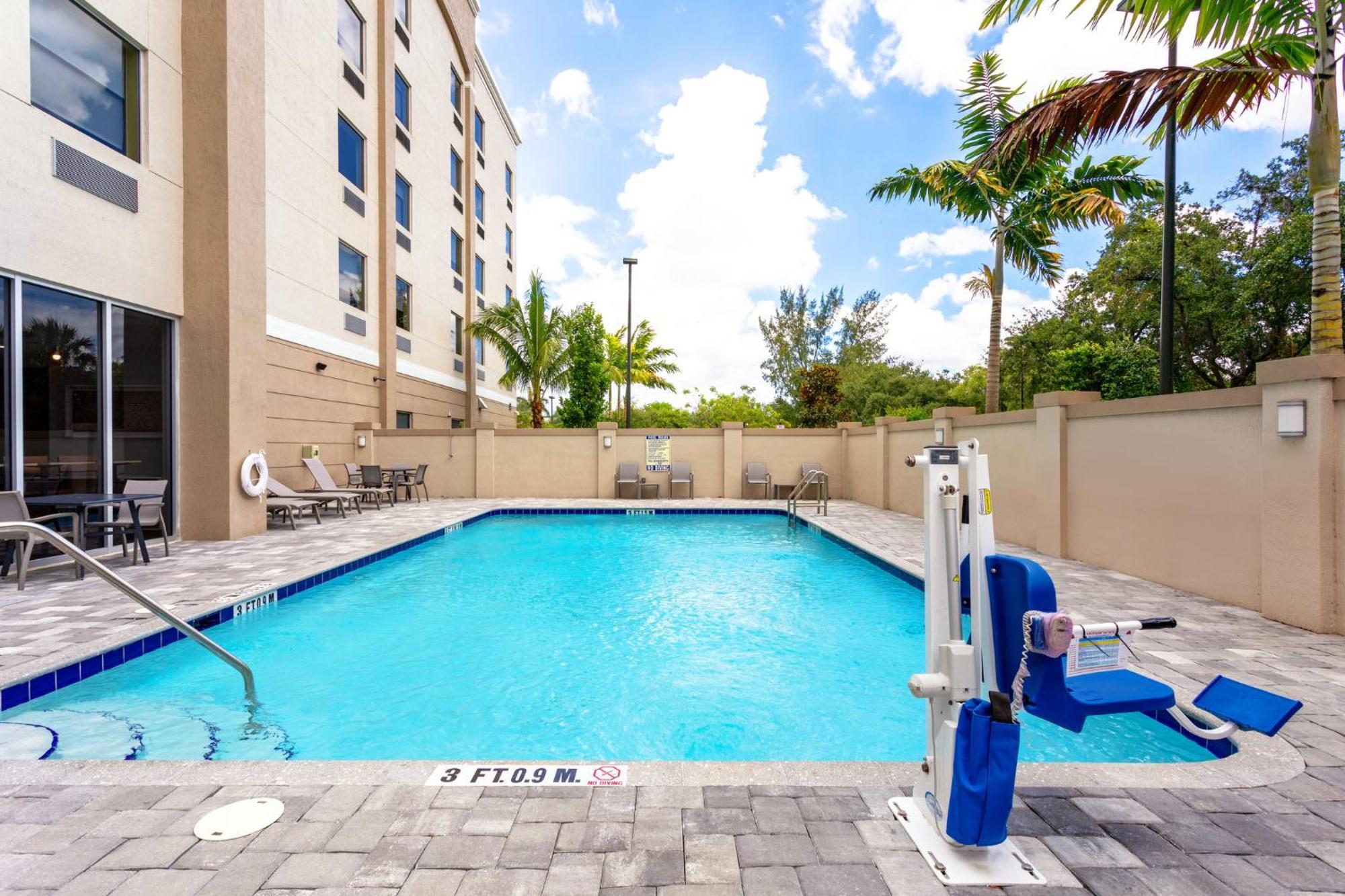 Holiday Inn Express & Suites - Miramar By Ihg Luaran gambar
